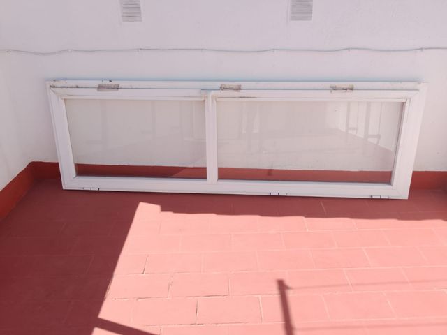 Puerta de aluminio blanca