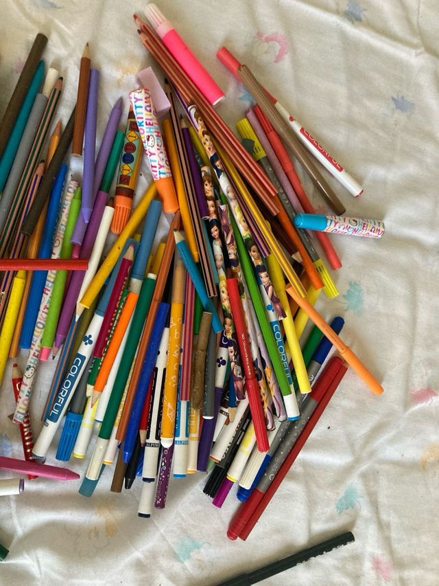 Se REGALA lote rotuladores, bolígrafos y lápices