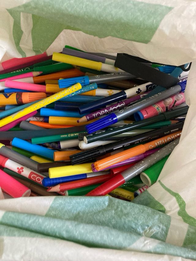 Se REGALA lote rotuladores, bolígrafos y lápices