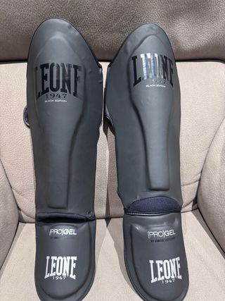 Guantes y espinilleras boxeo Leone Black Edition 