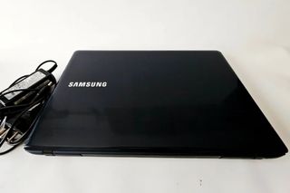 Portátil Samsung mod. 270 E con batería y cargador