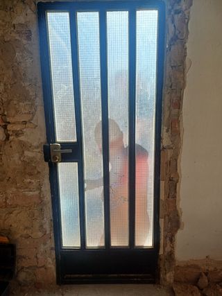 Puerta metálica antigua con cristal