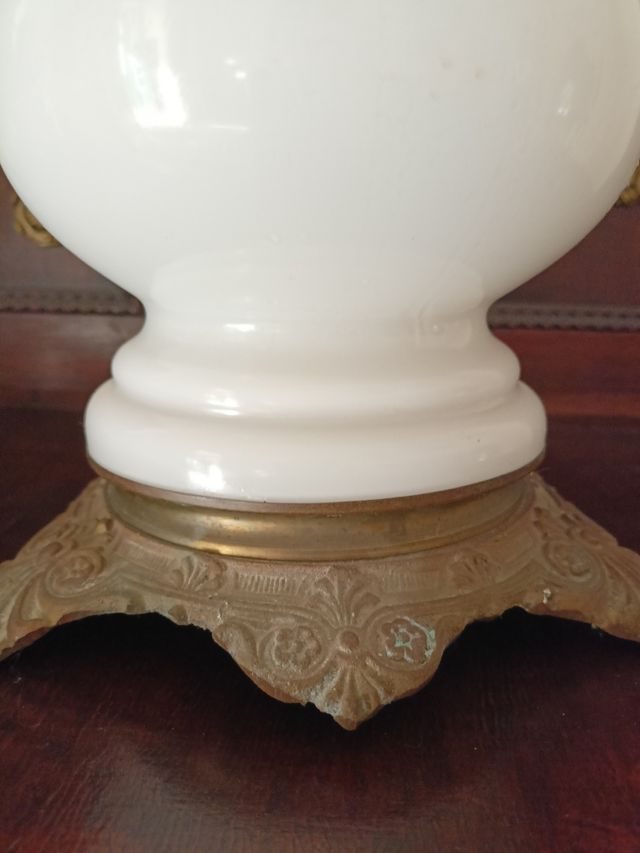 Lampada antica in vetro bianco