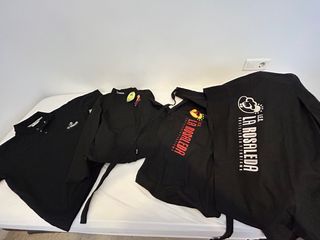Chaqueta negra, un polo y  dos mandiles