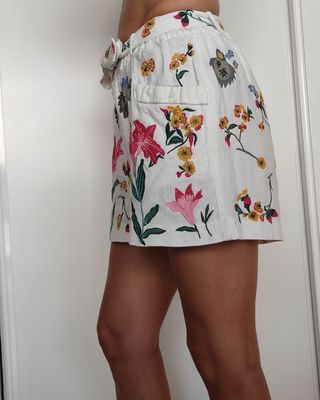 Pantalón corto con bordado floral