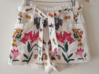 Pantalón corto con bordado floral
