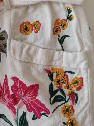 Pantalón corto con bordado floral