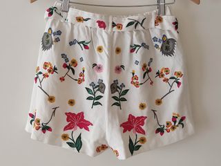 Pantalón corto con bordado floral