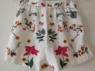 Pantalón corto con bordado floral