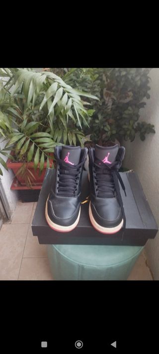 Zapatillas Jordan negras y rosas