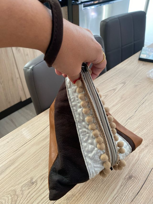 Pochette triangolo marrone argento