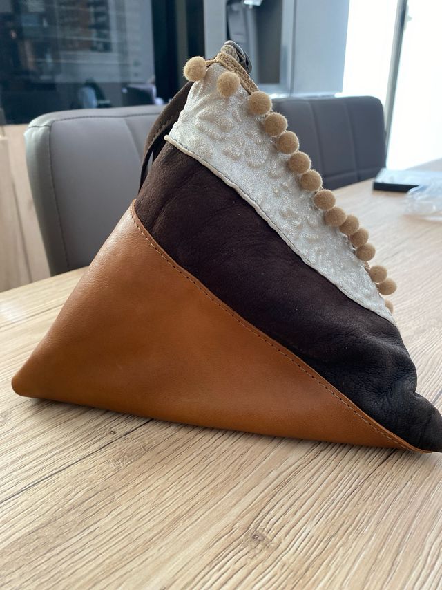 Pochette triangolo marrone argento