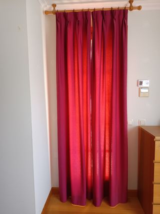 Cortinas rojas habitación