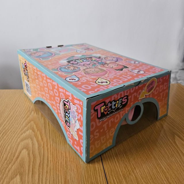 Muñeca Trotties Mia: Emoji Eyes