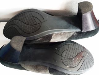 Zapatos ante negros y grises