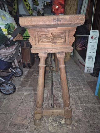 Mesa de madera colonial antigua