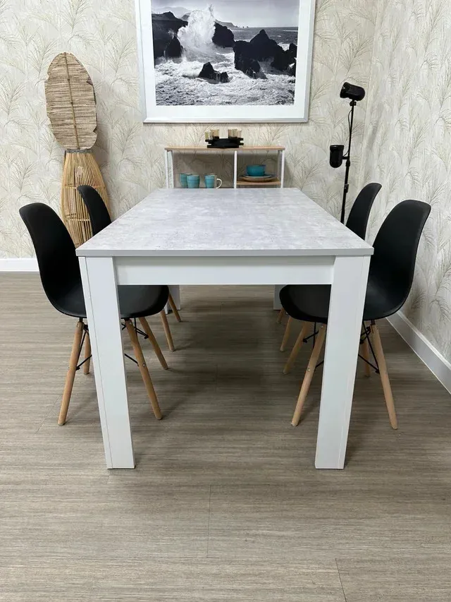 MESA COMEDOR GRIS BLANCA CON 4 SILLAS NORDICAS