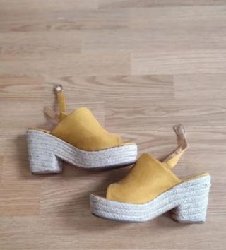 Cuñas amarillas-beige