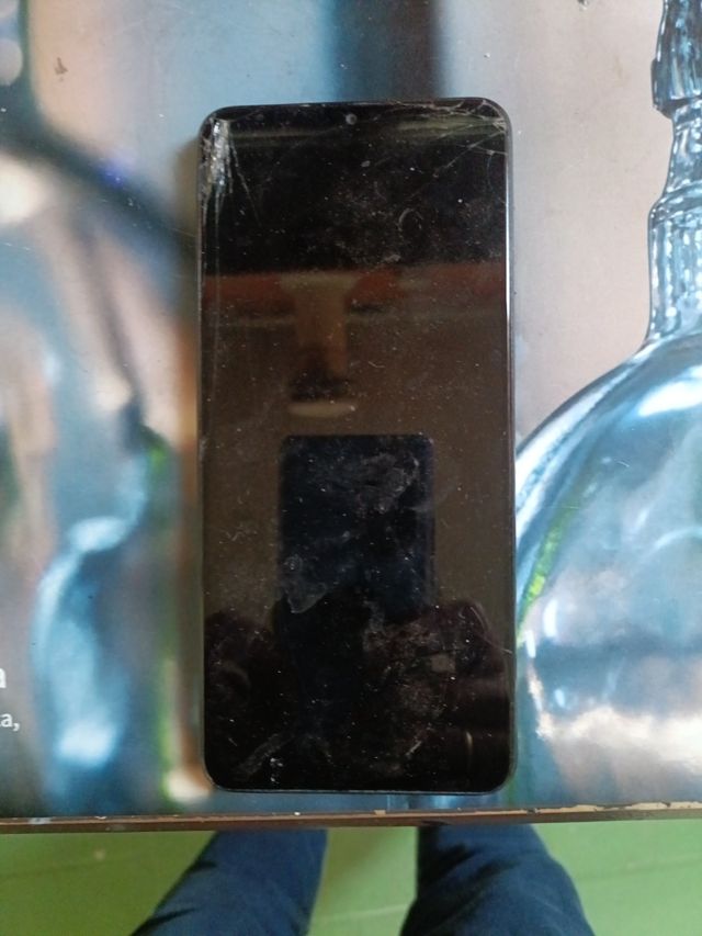 Móvil negro - Pantalla rota