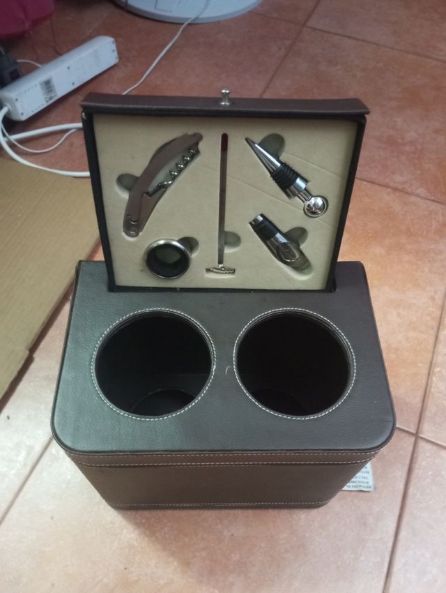 Botellero de cuero marrón con accesorios