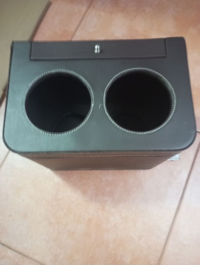 Botellero de cuero marrón con accesorios