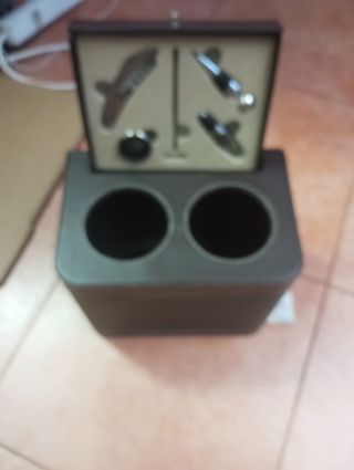 Botellero de cuero marrón con accesorios