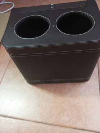 Botellero de cuero marrón con accesorios