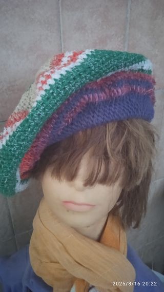 Cappello lavorato a uncinetto, pezzo unico