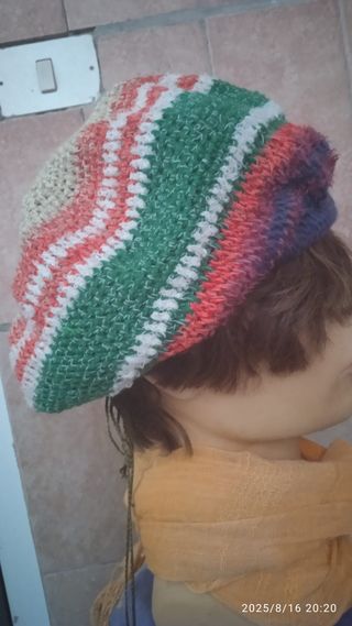 Cappello lavorato a uncinetto, pezzo unico