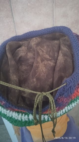 Cappello lavorato a uncinetto, pezzo unico