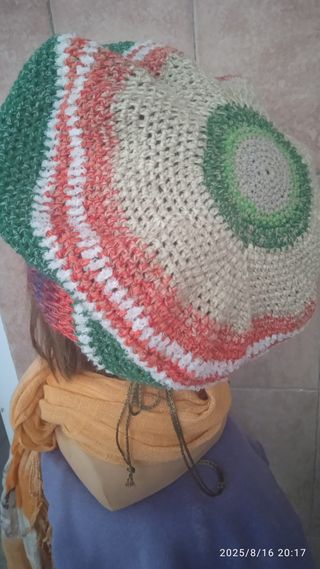 Cappello lavorato a uncinetto, pezzo unico