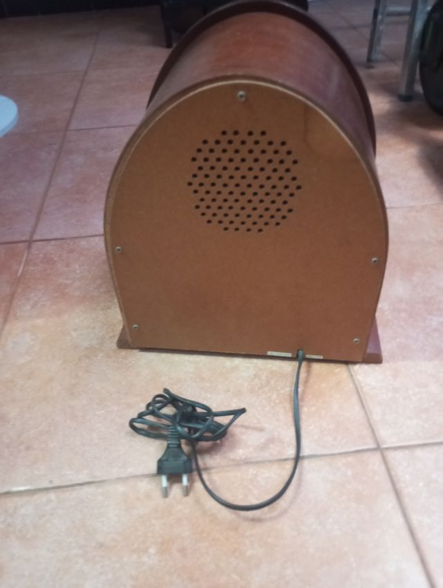 Radio antigua de madera