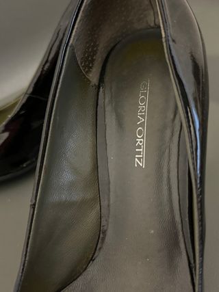 Zapatos negros charol tacón marca Gloria Ortiz