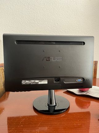 2 pantallas de ordenador de mesa marca ASUS