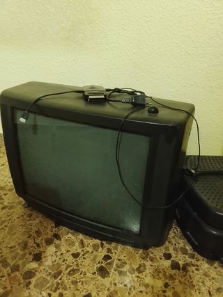 Televisión CRT negra + TDT