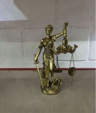 Figura Diosa de la Justicia. Resina color dorado..