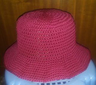 Cappello estivo rosso lavorato a maglia