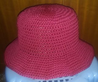 Cappello estivo rosso lavorato a maglia