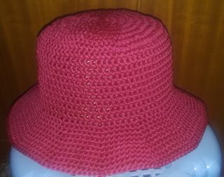 Cappello estivo rosso lavorato a maglia