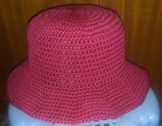Cappello estivo rosso lavorato a maglia