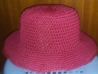 Cappello estivo rosso lavorato a maglia