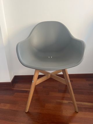 Silla Ikea gris y madera