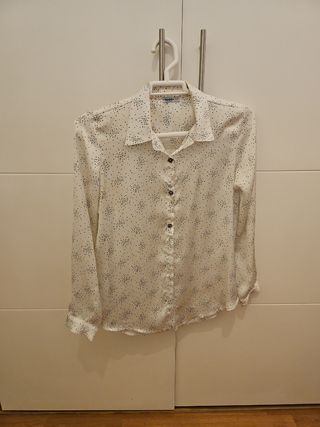 Blusa Noon blanca  con motitas negras