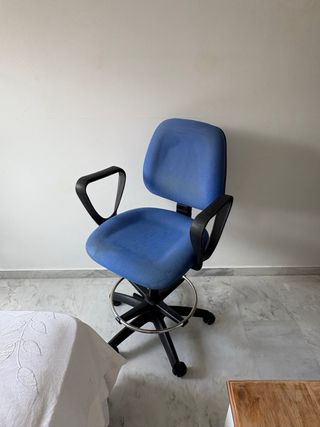 Silla giratoria azul oficina