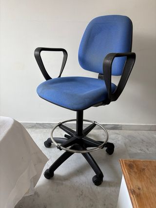 Silla giratoria azul oficina