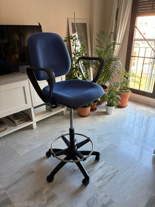 Silla alta giratoria azul oficina