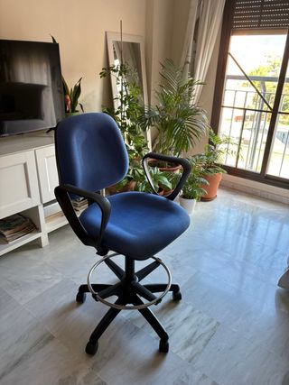 Silla alta giratoria azul oficina