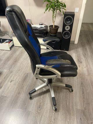 Silla gaming azul y negra