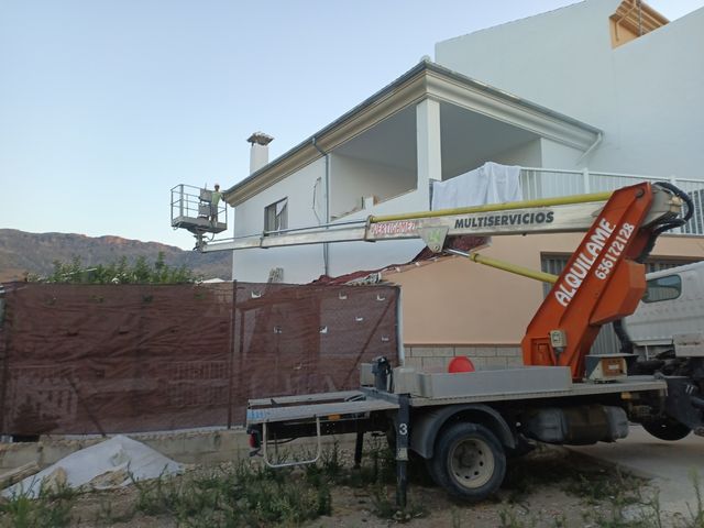 Se limpian canalones con camión Cesta propio.