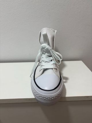 Deportivas blancas, de ropa, bota y plataforma